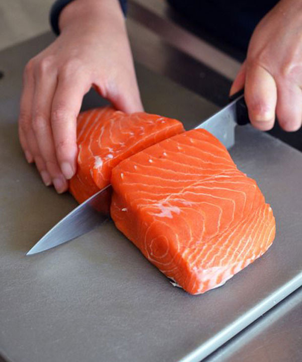 Cá hồi chứa Omega-3 hỗ trợ cá la hán lên đầu