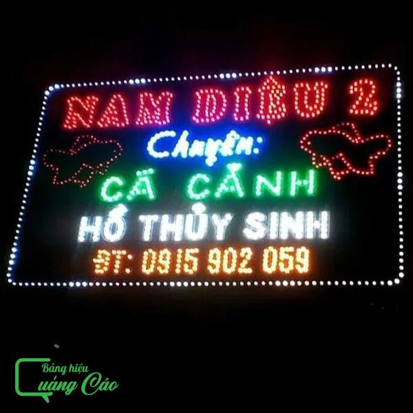 Bảng hiệu cá cảnh sử dụng đèn LED tại Nam Diệu, thu hút vào ban đêm