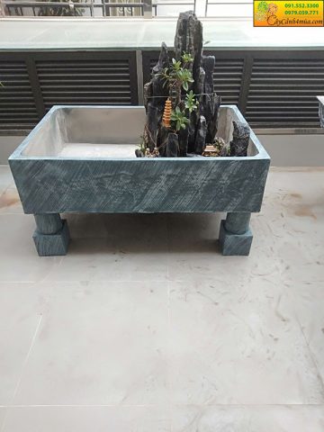 Bể cá cảnh xi măng hình chữ nhật với kích thước lớn đặt trong vườn
