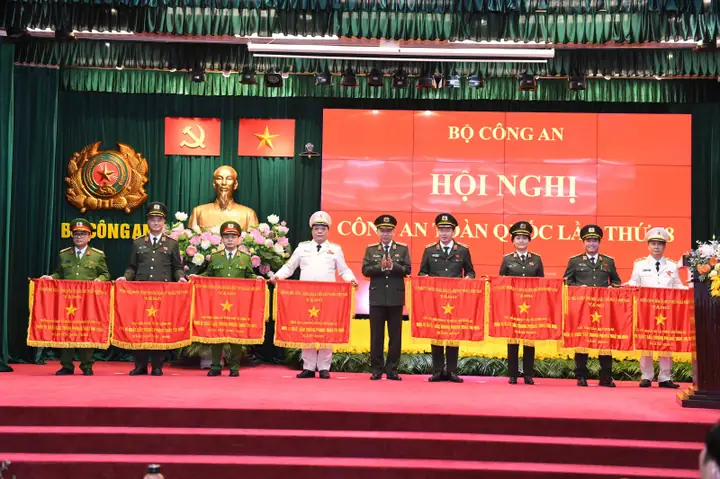 Cá Cảnh Cao Quý: Đánh Giá Chuyên Sâu Cửa Hàng Cá Rồng Ưu Việt