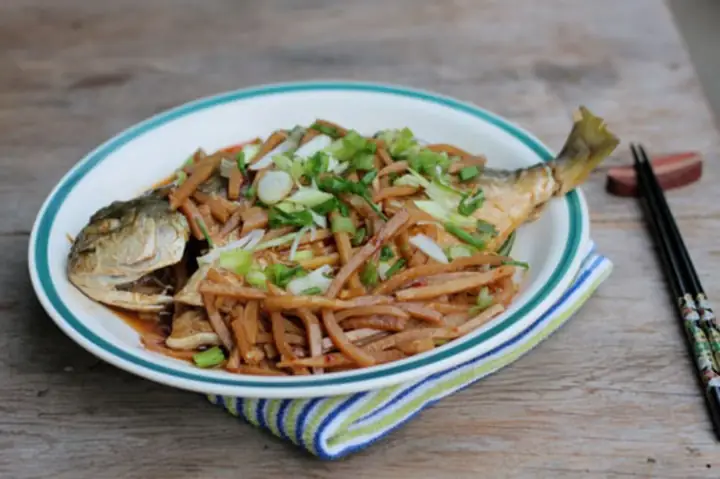 3. Cá chim rim măng tươi