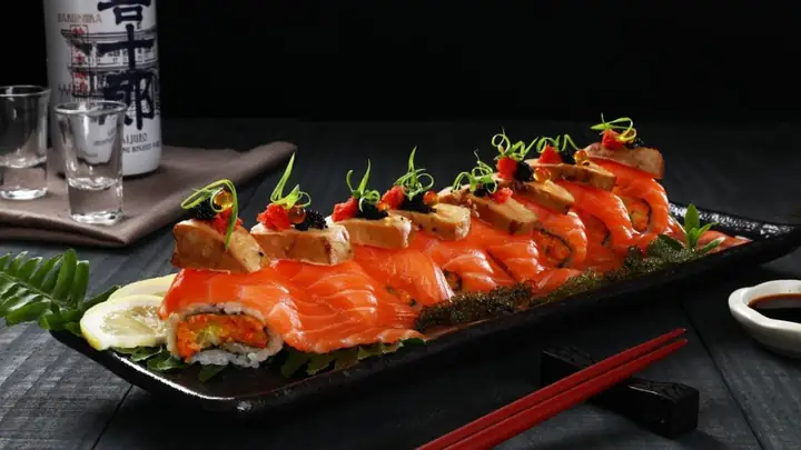 2.8. Cá hồi làm món gì ngon – Làm Sushi cá hồi