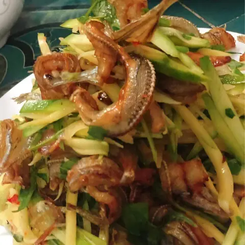 Gỏi xoài xanh khô cá kìm