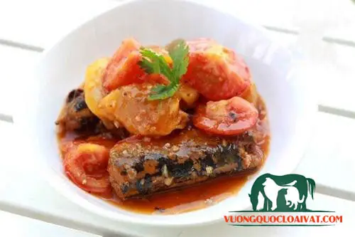 Cá mòi đóng hộp om dứa