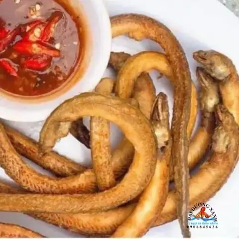 Cá sụn sịn chiên giòn chấm mắm me