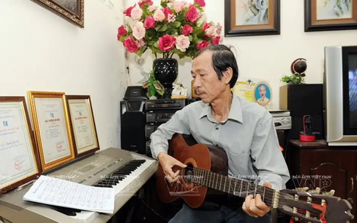 cá vàng bơi trong bể nước