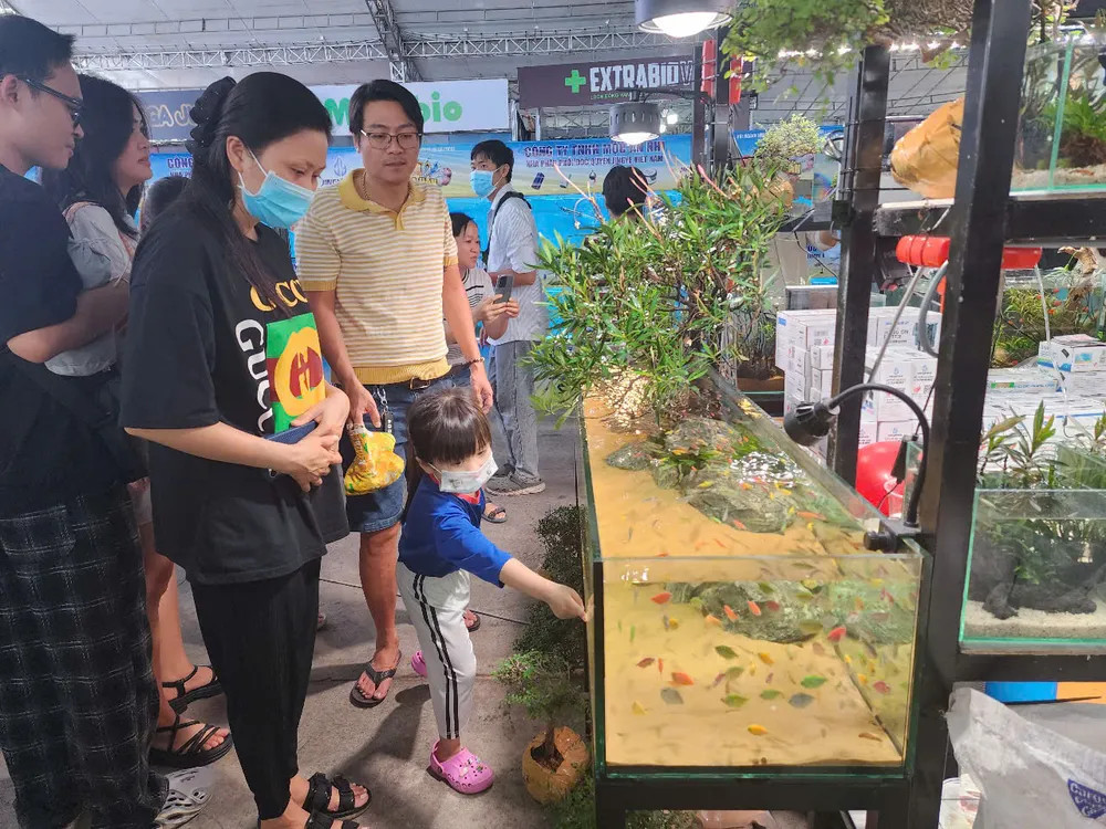 Các cháu thiếu nhi thích thú với cá cảnh tại Lễ hội cá cảnh 2025
