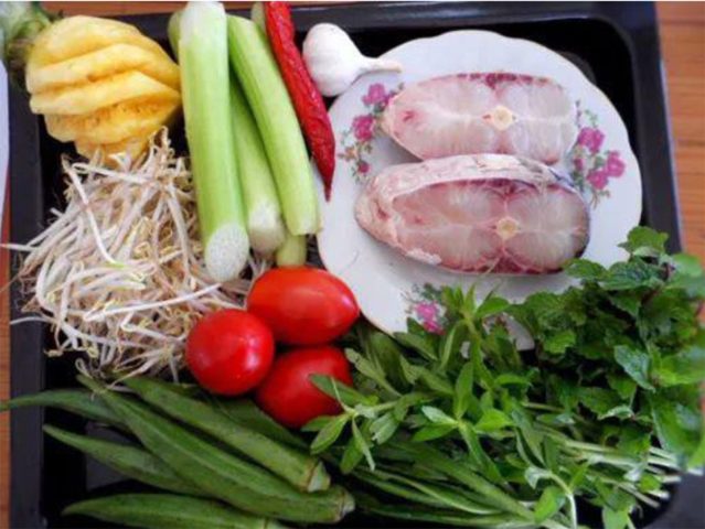 Các loại nguyên liệu tươi ngon chuẩn bị cho món cách nấu cá canh chua tại nhà