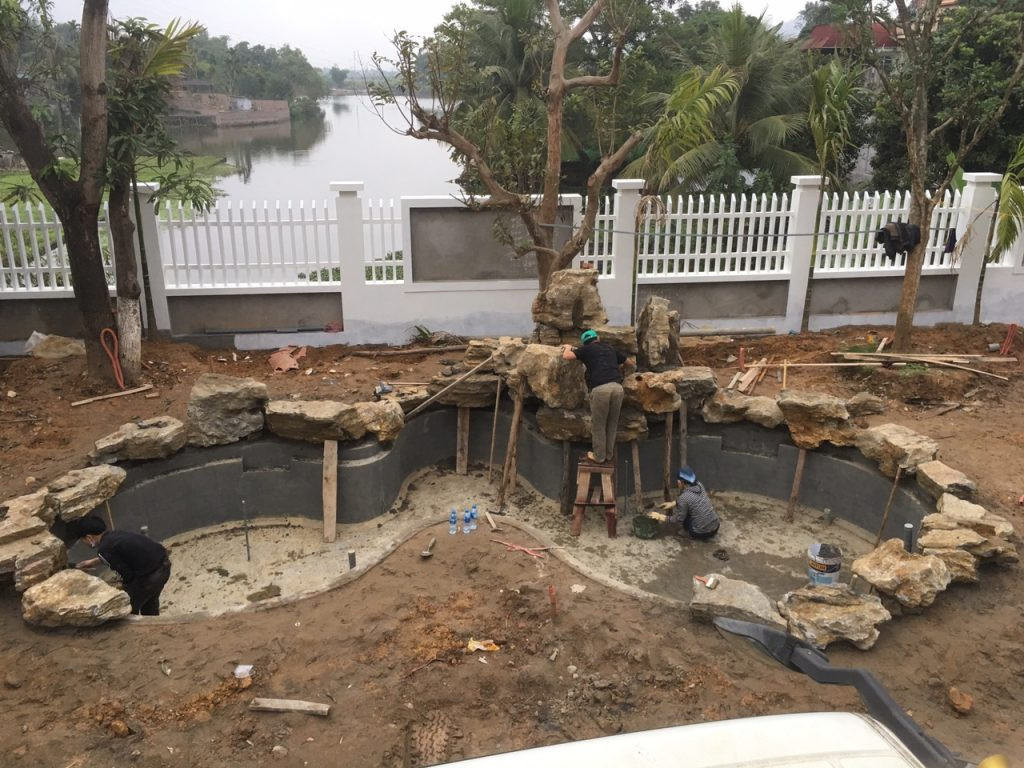 Đào đất tạo hình cho bể cá cảnh sân vườn theo thiết kế