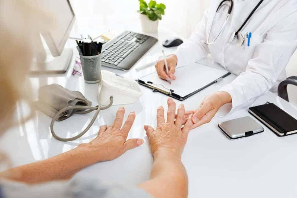 Hình ảnh đôi bàn tay nắm chặt, tượng trưng cho sự lo lắng và nhu cầu tìm kiếm sự hỗ trợ y tế khi bị tê cả cánh tay dai dẳng.