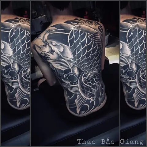 Hình xăm cá chép trắng đen: Biểu tượng, ý nghĩa và phong thủy