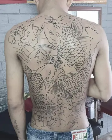 Hình xăm cá chép trắng đen: Biểu tượng, ý nghĩa và phong thủy