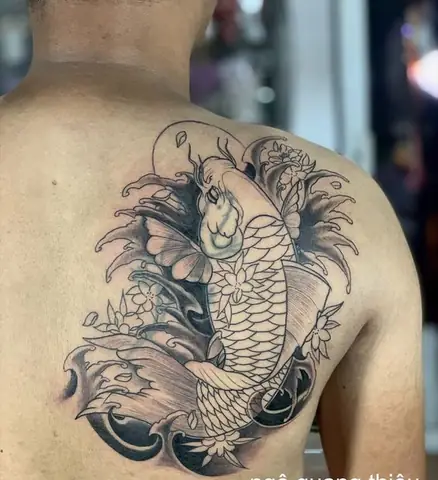 Hình xăm cá chép trắng đen: Biểu tượng, ý nghĩa và phong thủy
