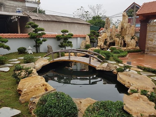 Hồ cá cảnh ngoài trời hợp phong thủy thu hút vượng khí