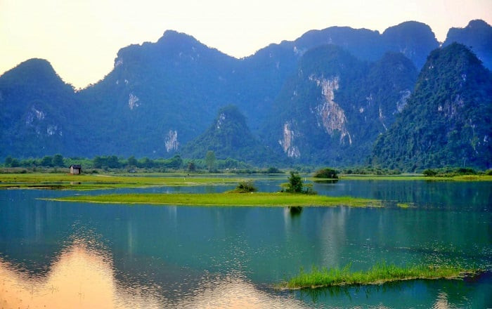 Hồ Yên Phú, một điểm đến ngắm cá cảnh tự nhiên