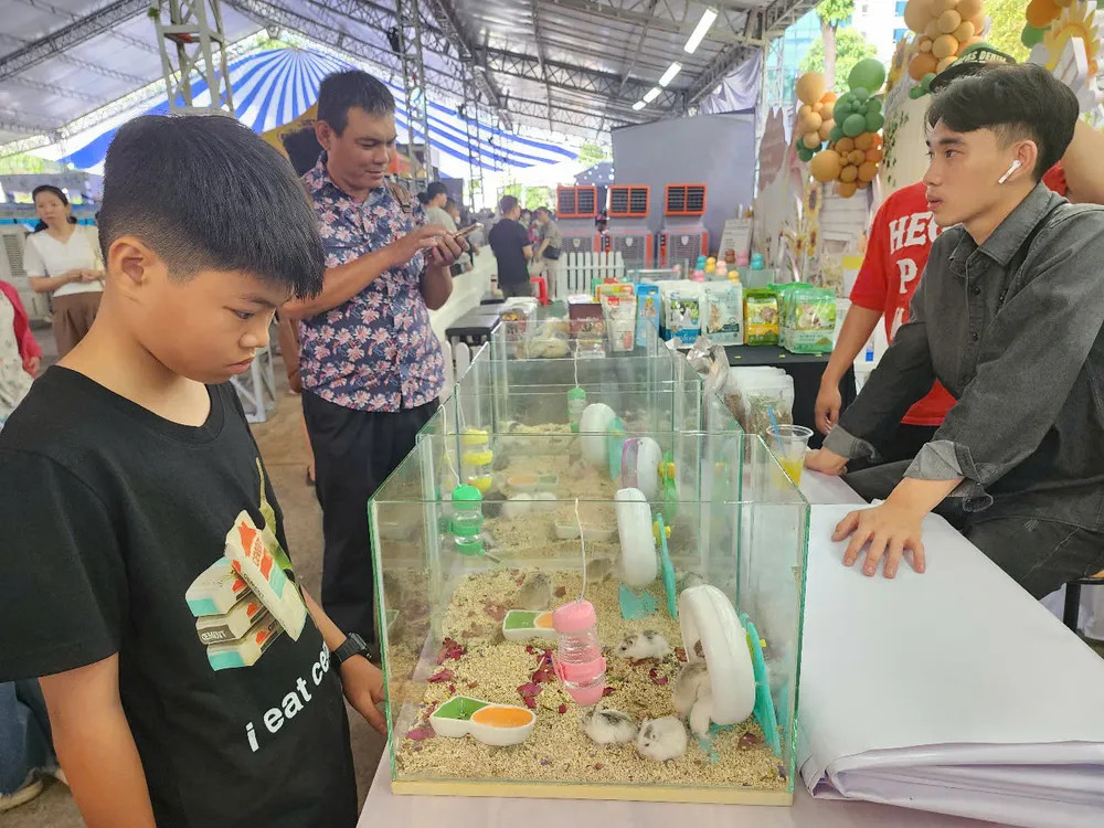 Khách tham quan tìm hiểu các loại thú cưng tại Lễ hội cá cảnh 2025