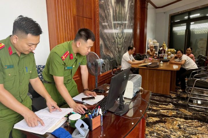 Khám xét biệt thự