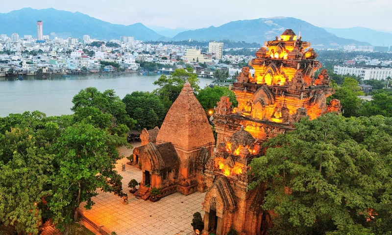 Khung cảnh biển Nha Trang yên bình với những gành đá, nơi có thể tìm thấy nguồn cảm hứng cho thú chơi cá cảnh Nha Trang.