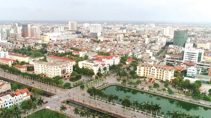 Một góc cửa hàng bể cá cảnh tại Thái Bình với nhiều loại bể cá đa dạng và sinh động, trưng bày các mẫu hồ cá