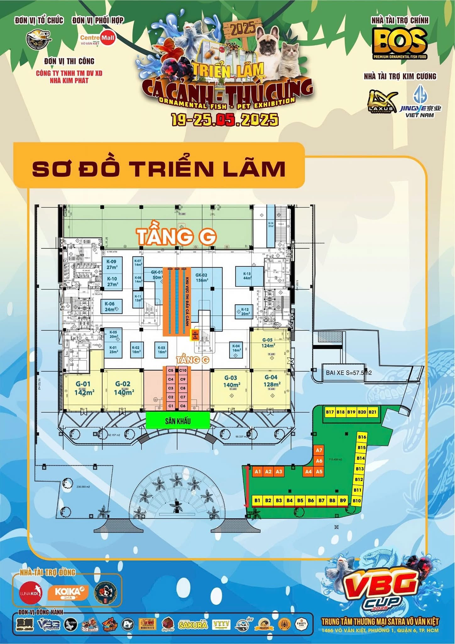 Nghệ nhân chăm sóc hồ cá cảnh dự thi tại cuộc thi cá cảnh