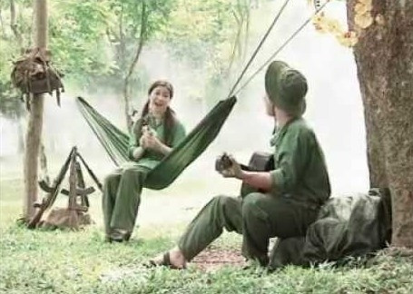 Người lính ngân nga hát trên võng