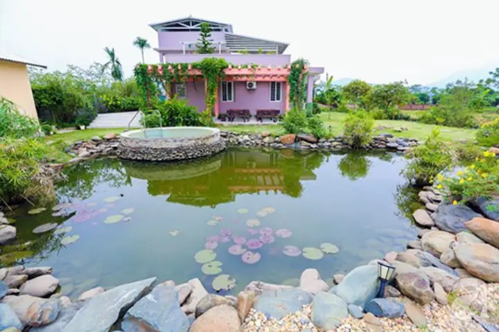 Hướng Dẫn Thiết Kế Nhà Vườn Có Ao Cá: Tạo Không Gian Sống Bình Yên