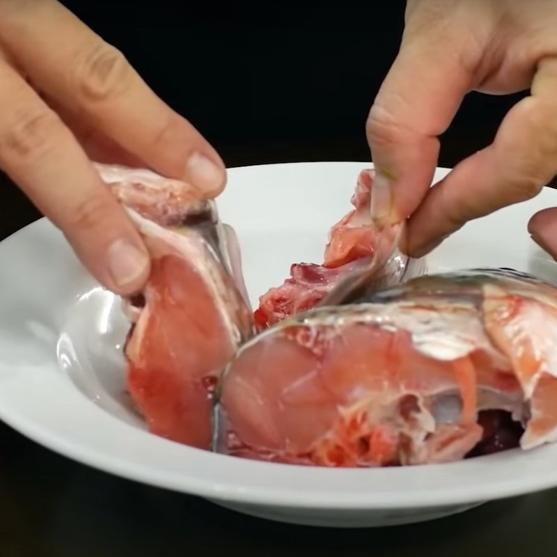 Nồi đầu cá đang được nấu sôi để làm canh chua
