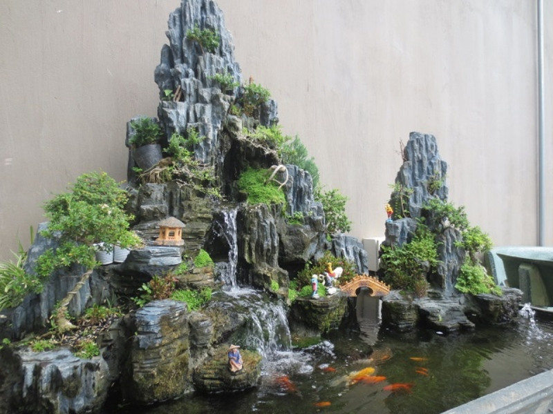 Non bộ bể cá cảnh có tượng Ngũ Thầy Trò Đường Tăng