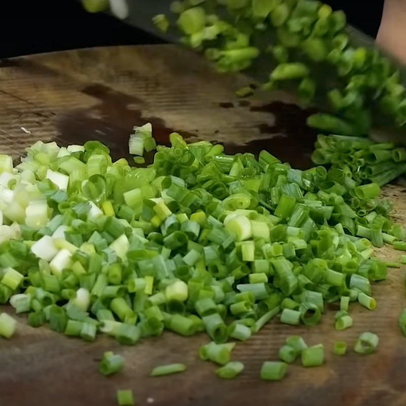 Sơ chế đầu cá sạch sẽ để nấu canh chua