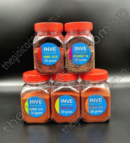 Thức ăn cá bảy màu dạng hạt nhỏ, giàu protein giúp guppy tăng màu