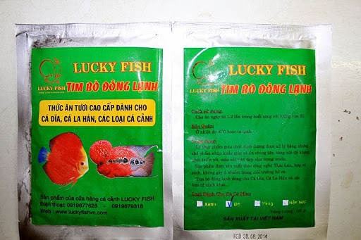 Tim bò đông lạnh đã cắt nhỏ, một nguồn protein và dinh dưỡng tuyệt vời cho cá la hán để tăng cường màu sắc.