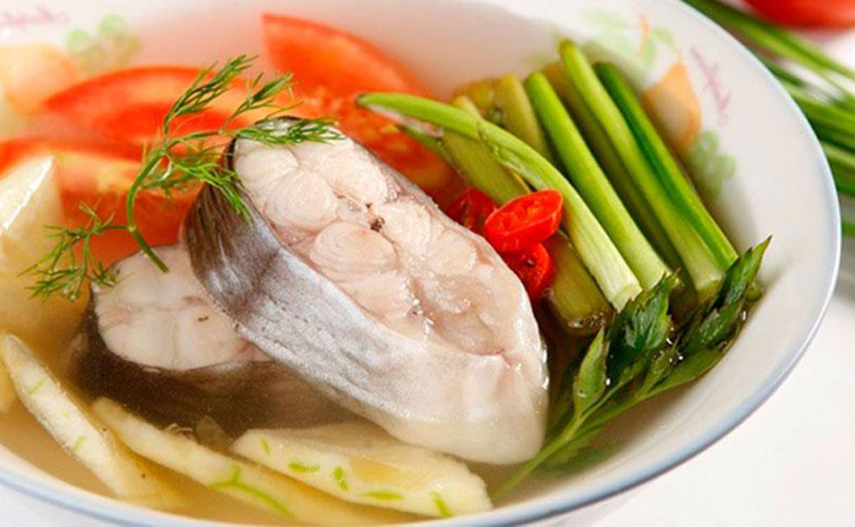 Tô canh cá nấu chua nóng hổi với màu sắc bắt mắt