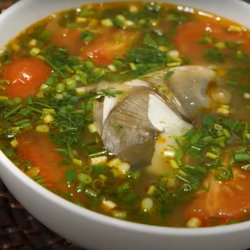 Tô canh đầu cá nấu chua thơm ngon, hấp dẫn