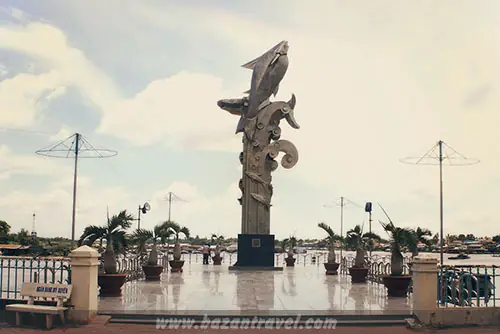 tượng đài cá basa