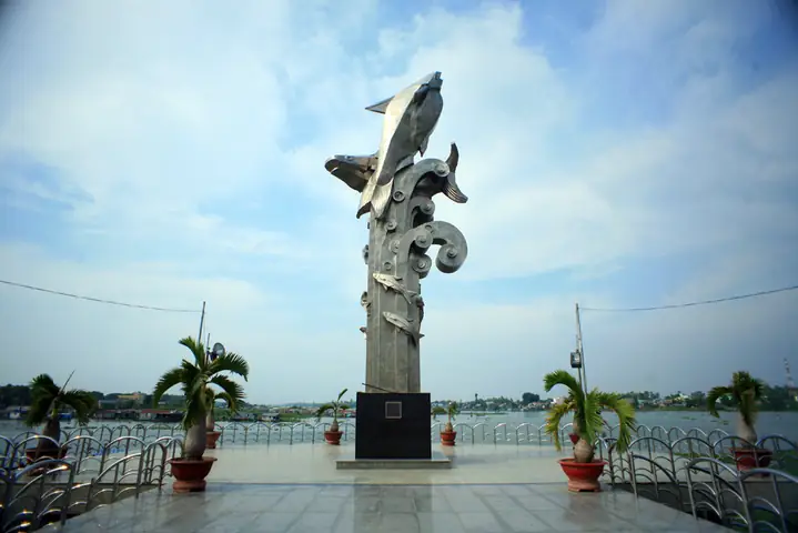 tượng đài cá basa