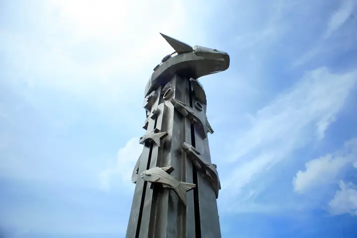 tượng đài cá basa