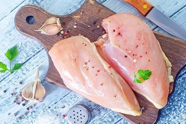 Ức gà luộc đã cắt nhỏ sẵn sàng cho cá bảy màu trưởng thành